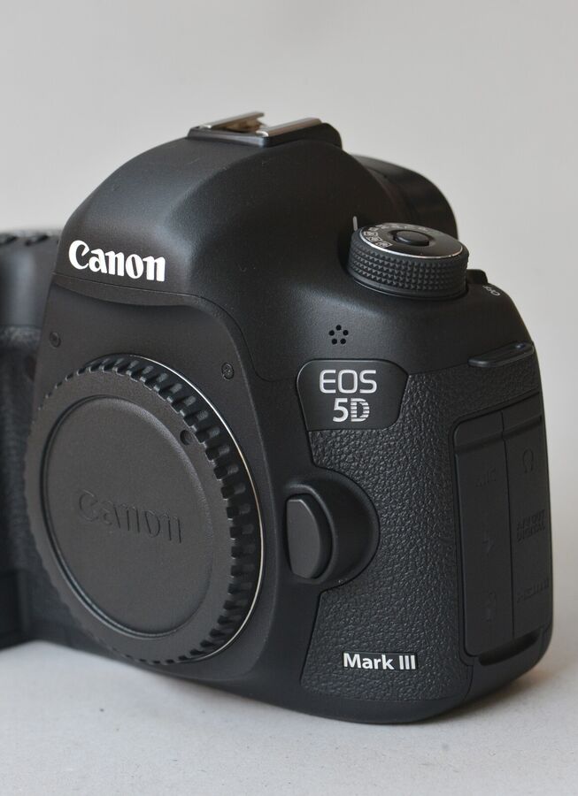 Canon EOS 5D Mark III 22.3 MP Digital SLR Camera